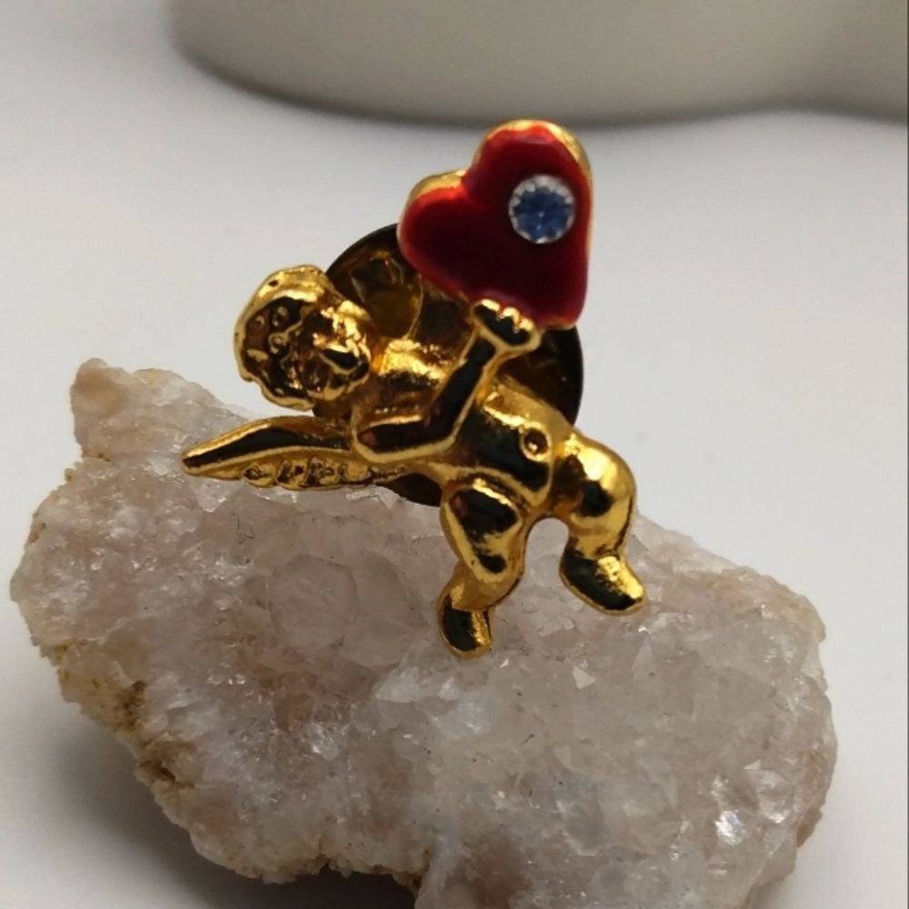 Gold tone cherub angel carrying heart w crystal brooch‎ vintage